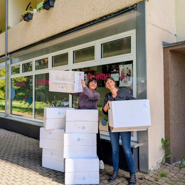 Cindy Deckert und Stephanie Schmutzer stapeln Umzugskartons vor dem Grünauer Familienzentrum.