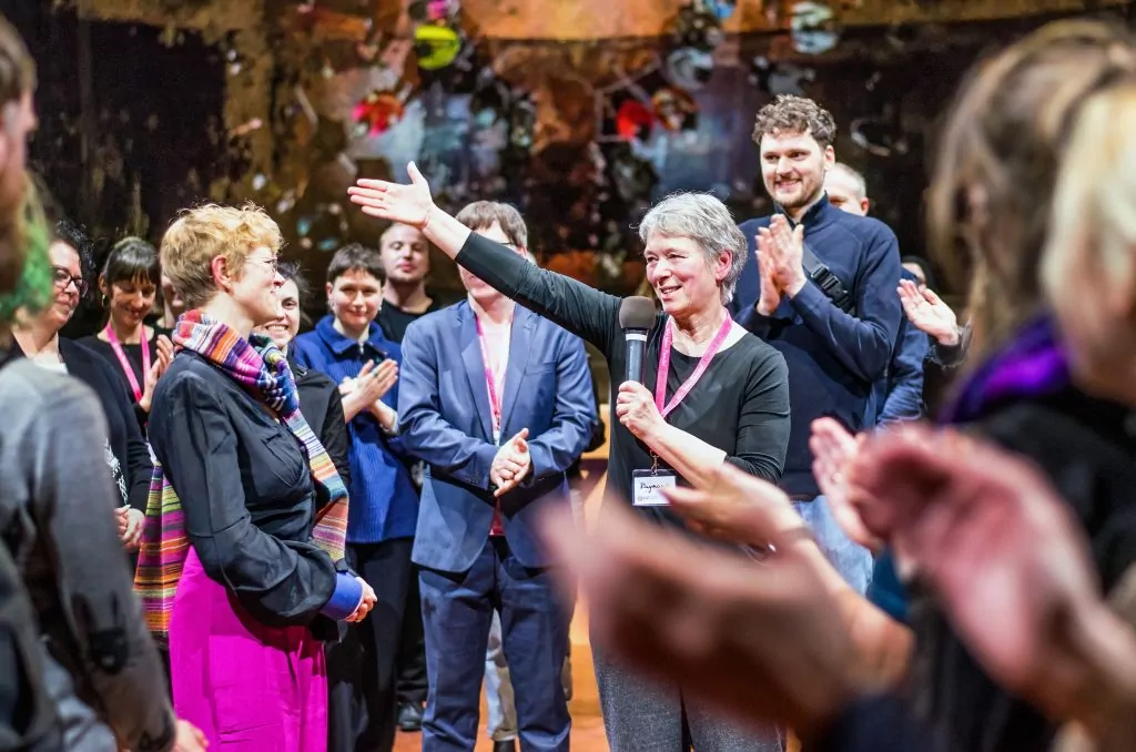 Im Kreis der Mitarbeitenden begrüßt Raymonde Will Katja Krolzik-Matthei als neuen Geschäftsführerin des Vereins FiZ Leipzig.
