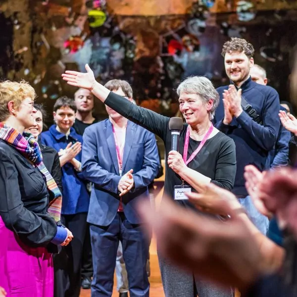 Im Kreis der Mitarbeitenden begrüßt Raymonde Will Katja Krolzik-Matthei als neuen Geschäftsführerin des Vereins FiZ Leipzig.