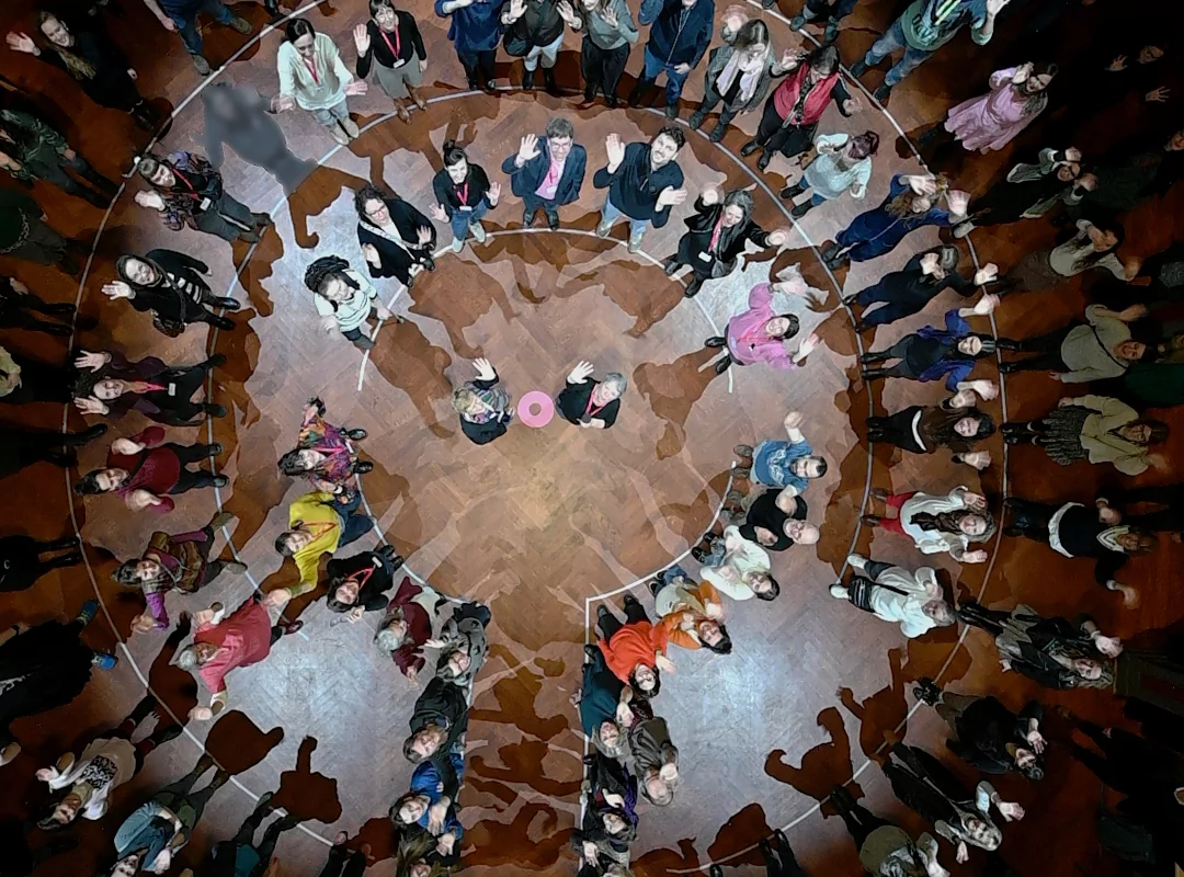 Freunde und Mitarbeitende des FiZ Leipzig stellen gemeinsam die Konturen des neuen Vereinslogos Leipzig nach.