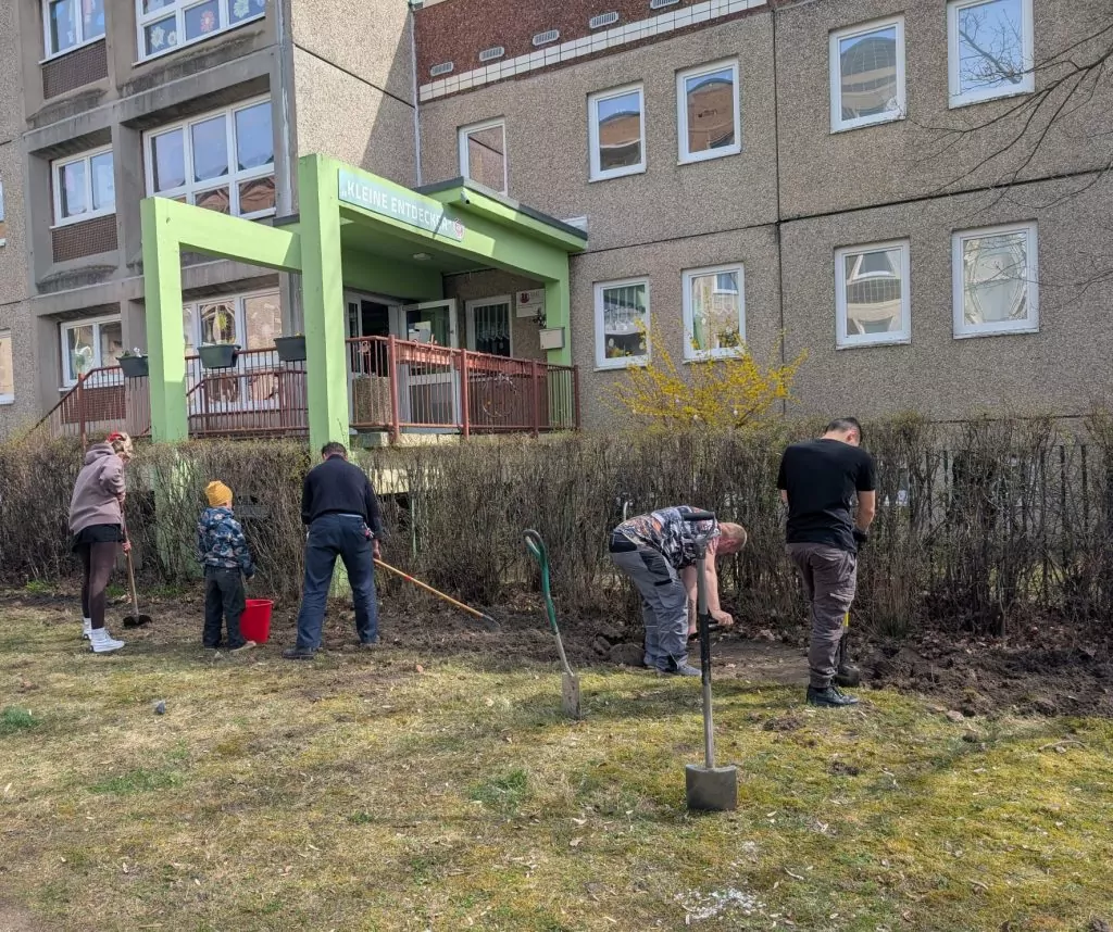 Menschen bei einem Garteneinsatz in Paunsdorf.